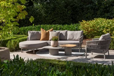 Catalana SET cloud 2-zitsbank + chaise lounge sfeerbeeld, 4 Seasons Outdoor, tuinmeubels.nl