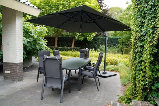 Grote Zweefparasol VirgoFlex Antraciet 3x3m met Kruisvoet en Parasolvoettegels - Sfeerbeeld, Lesli Living, Tuinmeubels