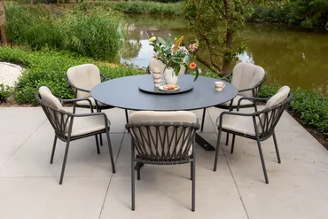 Manitoba stacking dining chair anthracite with 2 cushions sfeerbeeld, 4 Seasons Outdoor, tuinmeubels.nl