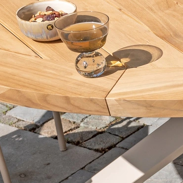 Prado Teaktafel Ø130 cm Latte - Sfeerbeeld, 4 Seasons Outdoor, Tuinmeubels