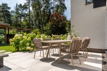 Puglia dining chair latte met 2 kussens sfeerbeeld zon, 4 Seasons Outdoor, tuinmeubels.nl