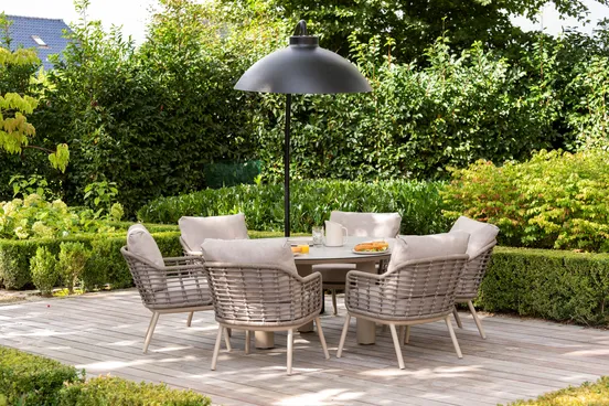 Puglia low dining chair latte met 2 kussen sfeerbeeld, 4 Seasons Outdoor, tuinmeubels.nl